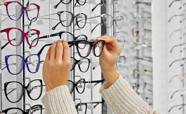 Kupujesz uniwersalne okulary w drogerii? Okulista ostrzega 