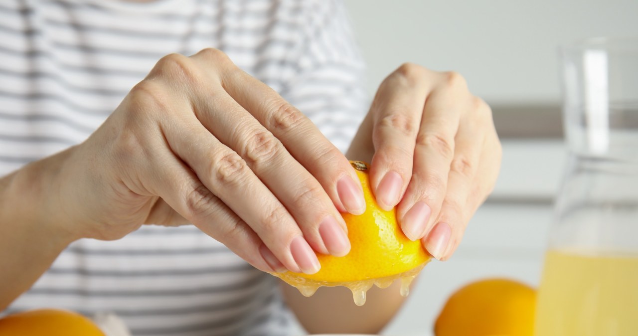 Kuracja paznokci cytryną pomaga w walce ze słabą płytką /123RF/PICSEL