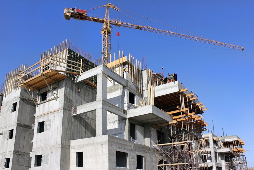 Kurczące się zasoby gruntów, wysokie ceny materiałów budowlanych czy galopująca inflacja powodują coraz większe koszty budowy mieszkań /123RF/PICSEL