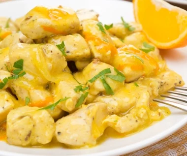 Kurczak w dyniowo-marchewkowym sosie. Pomysł na szybki obiad