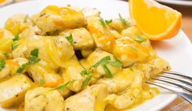 Kurczak w dyniowo-marchewkowym sosie. Pomysł na szybki obiad