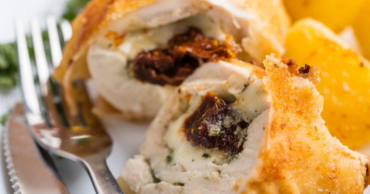Kurczak z suszonymi pomidorami i mozzarellą wychodzi soczysty i pyszny /arfo /123RF/PICSEL