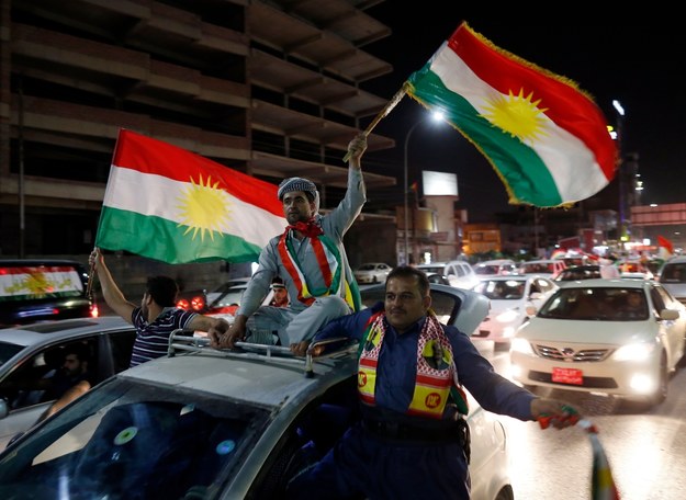 Kurdowie cieszą się z wyniku referendum /MOHAMED MESSARA /PAP/EPA