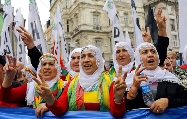 Kurdyjki w Istambule protestują przeciwko IS /SEDAT SUNA /PAP/EPA