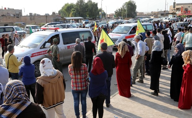 Kurdyjscy bojownicy i cywile wycofują się z miasta Ras al-Ajn
