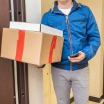 kurier Kurier przyniósł paczkę, której nie zamawiali. Policja pomaga odzyskać pieniądze