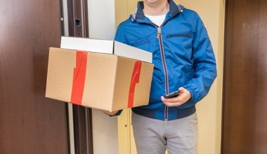 Kurier przyniósł paczkę, której nie zamawiali. Policja pomaga odzyskać pieniądze