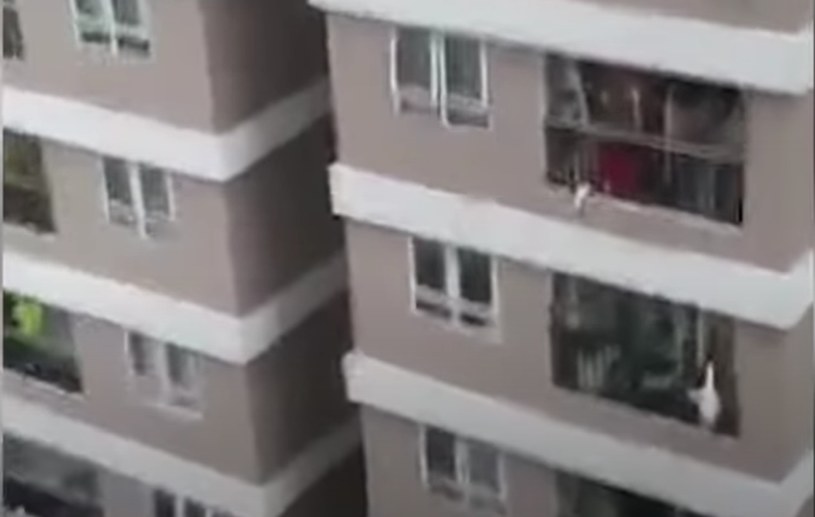 Kurier uratował dziewczynkę, która wypadła z 12. piętra /YouTube/El Mundo /