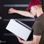 ​Kurier znów zostawił paczkę pod drzwiami? Sprawdź, czy w ogóle ma do tego prawo