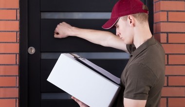 ​Kurier znów zostawił paczkę pod drzwiami? Sprawdź, czy w ogóle ma do tego prawo