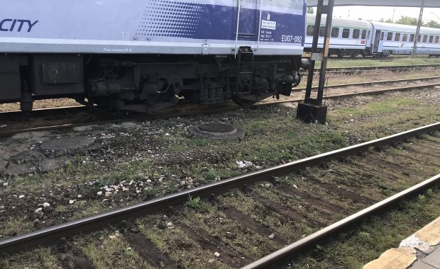 "Kuriozalna sytuacja". Chaos na torach, ogromne opóźnienia pociągów po wichurach