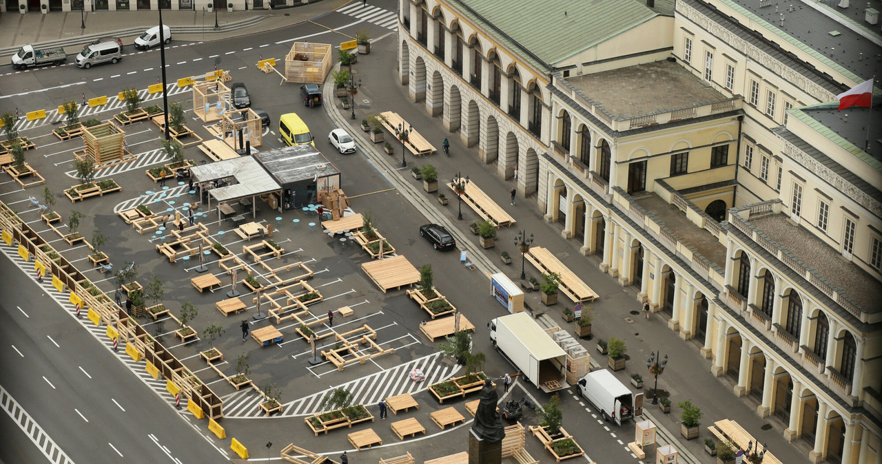 Kuriozalna, złożona z palet ustawionych na asfalcie tzw. "strefa relaksu" w Warszawie. Relaksu tam może nie było, ale przynajmniej zlikwidowano parking /Piotr Molecki /East News