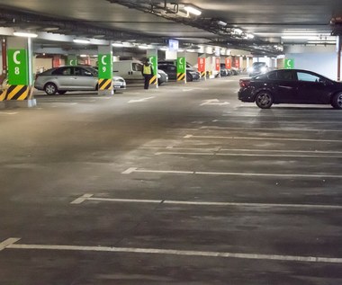 Kuriozum na płatnym parkingu – dostają mandaty, zanim dotrą do parkomatu