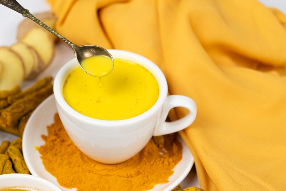 Kurkuma zawarta w złotym mleku to przyprawa znana od wieków w kuchni azjatyckiej, ale jej właściwości zdrowotne doceniają również naukowcy /Shutterstock