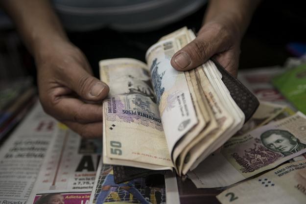 Kurs argentyńskiej waluty spadł o 15 proc. /AFP
