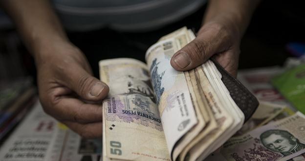 Kurs argentyńskiej waluty spadł o 15 proc. /AFP