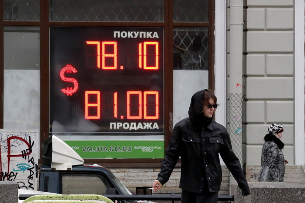 Kurs dolara na elektronicznej tablicy w Petersburgu /ANATOLY MALTSEV  /PAP/EPA