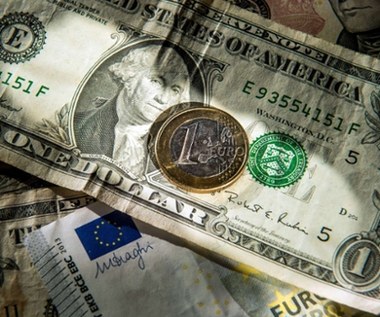 Kurs euro dryfuje niżej, kurs dolara po ostrym spadku