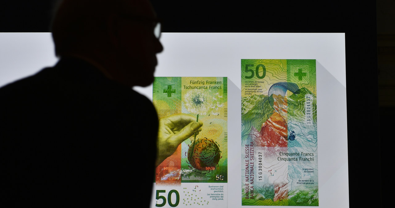 Kurs franka jest najniższy od ponad dwóch lat / FABRICE COFFRINI /AFP