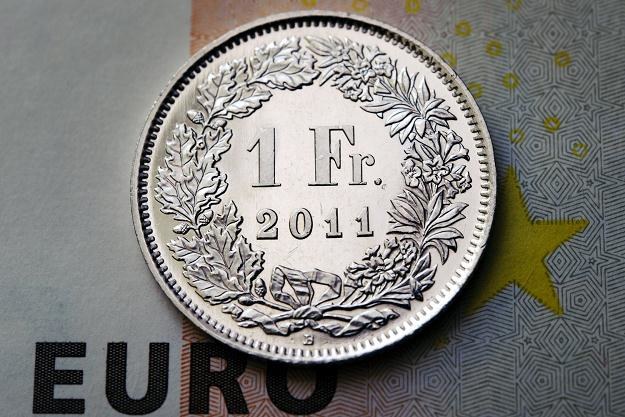 Kurs franka szwajcarskiego wciąż gra na nerwach spłacających zadłużenie w tej walucie /AFP