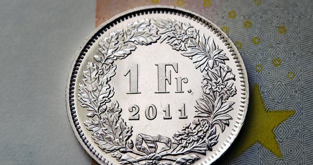 Kurs franka szwajcarskiego wciąż gra na nerwach spłacających zadłużenie w tej walucie /AFP
