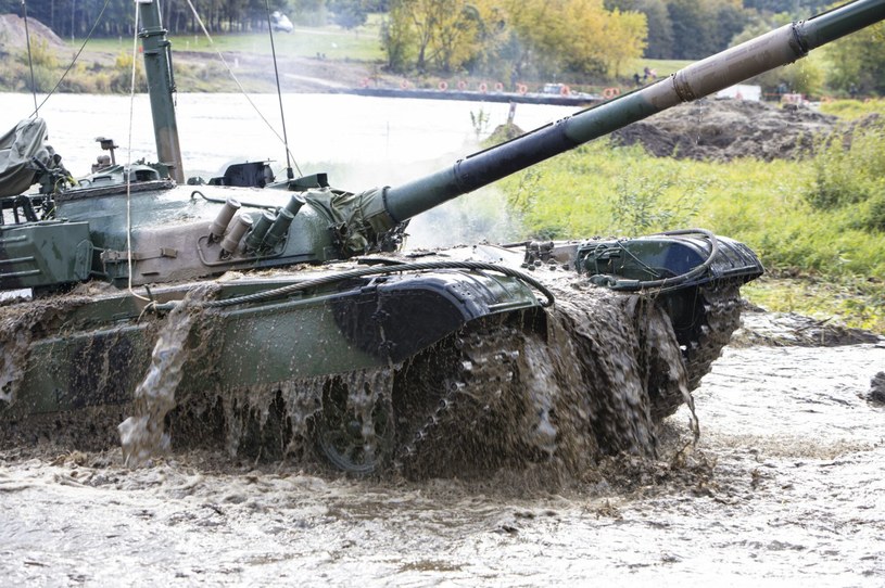 Kurs jazdy czołgiem obejmuje m.in forsowanie przeszkód wodnych po dnie /fot Marek Maliszewski/REPORTER /East News