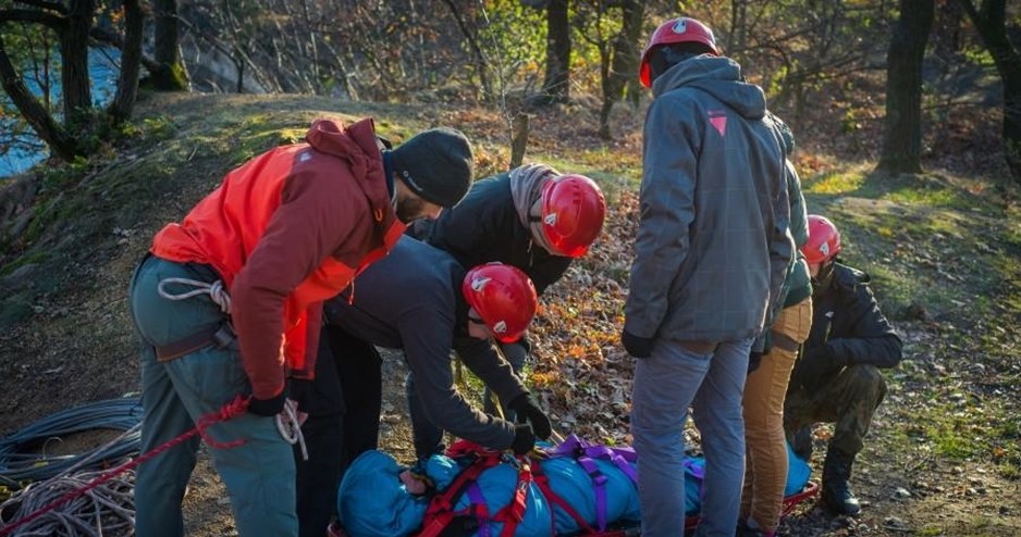 Kurs KPP trwa łącznie 66 godzin, w tym aż 41 godzin to ćwiczenia praktyczne oraz pozorowane akcje ratunkowe. /materiały promocyjne