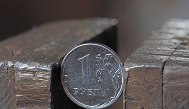 Kurs rubla odporny na sankcje, lira może przegrać z inflacją
