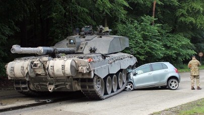 Kursantka wjechała w czołg