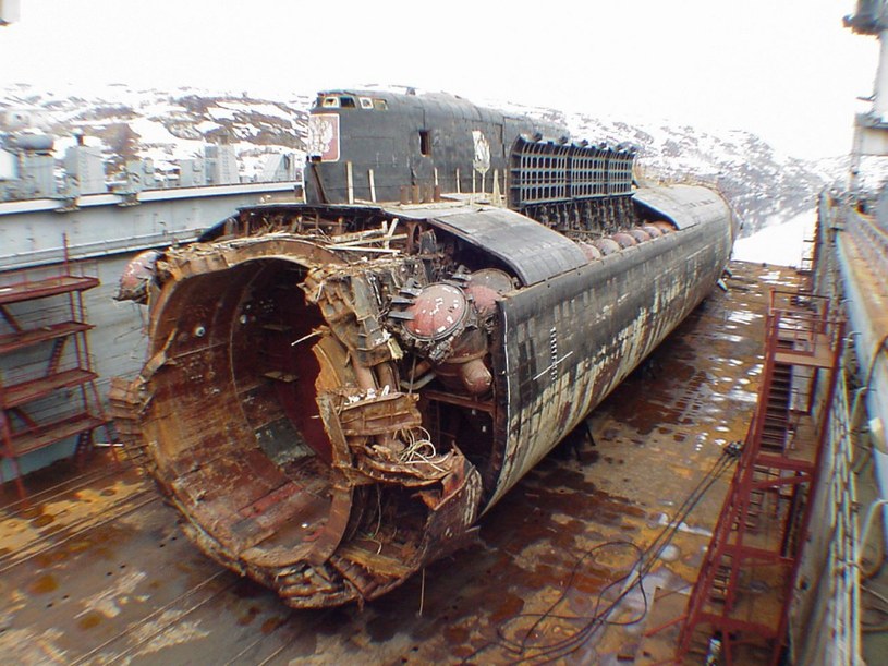 "Kursk" po wydobyciu z dna morza został umieszczony na czas badań w suchym doku /domena publiczna