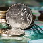 Kursy walut nadal niestabilne. Kurs euro wraca do 4,70 zł, kurs dolara do 4,20 zł, rubel zmieciony sankcjami
