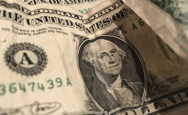 Kursy zagranicznych walut poszły mocno w górę. To zła wiadomość na wakacje