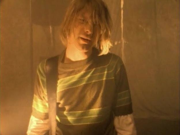 Kurt Cobain w teledysku do "Smells Like Teen Spirit" /