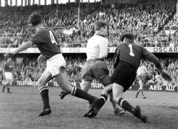 Kurt Hamrin (w środku) podczas ćwierćfinału  mundialu 1958, w którym Szwecja pokonała 2:0 ZSRR /PAP/DPA