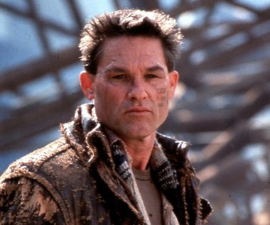 Kurt Russell zawsze świetnie czuł się w kinie akcji zakorzenionym w klasycznych gatunkach filmowych. Oprócz wspomnianych dzieł Carpentera zagrał też w kilku innych obrazach reprezentujących science fiction, m.in.: "Gwiezdnych wrotach" (1994) Rolanda Emmericha czy "Galaktycznym wojowniku" (1998) Paula W.S. Andersona. W obu wcielał się w zawodowego żołnierza, który dzięki sprawności fizycznej i znakomitemu wyszkoleniu stawia czoła niebezpiecznym przeciwnikom. 

Oczywiście aktor próbował swoich sił także w produkcjach nieco bardziej osadzonych w rzeczywistości. W 1993 roku zagrał główną rolę w westernie "Tombstone" George'a P. Cosmatosa. Wcielił się w Wyatta Earpa, który wraz z braćmi (Bill Paxton, Sam Elliot) i słynnym rewolwerowcem-gruźlikiem Dokiem Hollidayem (Val Kilmer) musi bronić miasto przed groźnym gangiem Clantonów.