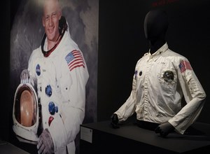 Kurtka Buzza Aldrina z wyprawy na Księżyc sprzedana za rekordowe 2,8 mln dolarów