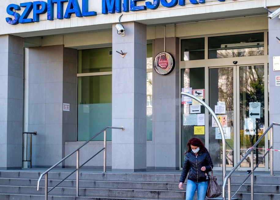 Kurtyna do dezynfekcji ubrań przed Szpitalem Miejskim w Sosnowcu / 	Andrzej Grygiel    /PAP