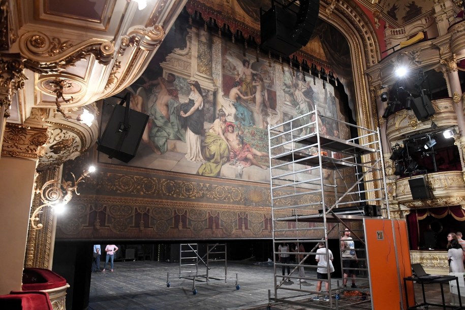 Kurtyna w Teatrze Słowackiego w Krakowie przechodzi badania /	Jacek Bednarczyk   /PAP