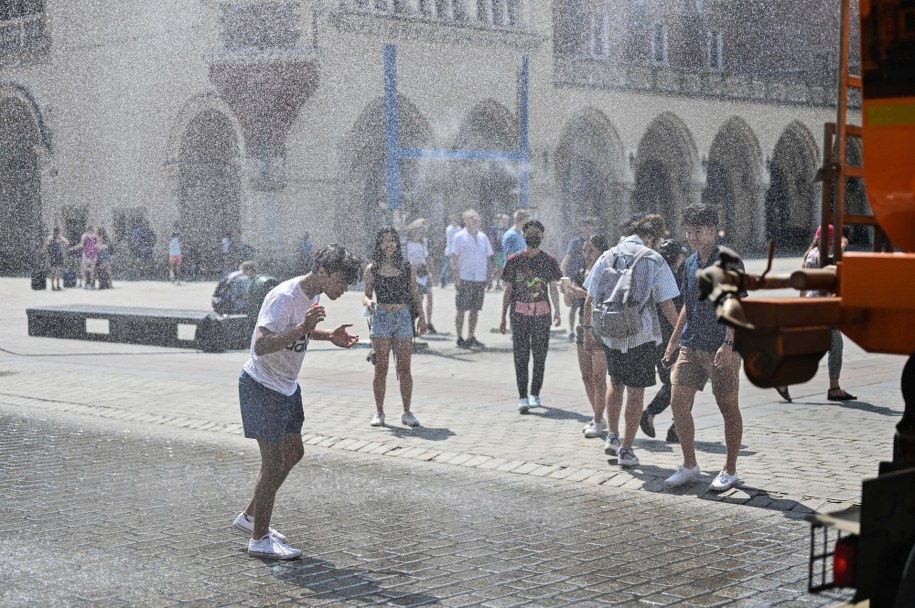 Kurtyna wodna na Rynku Głównym w Krakowie /	AA/ABACA /PAP/Abaca