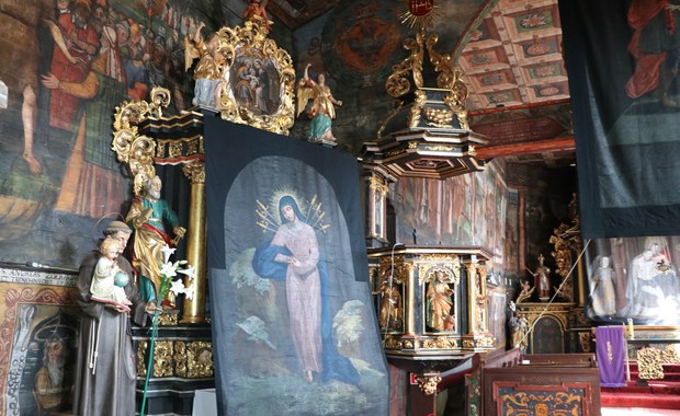Kurtyny wielkopostne – niezwykły skarb parafii w Orawce