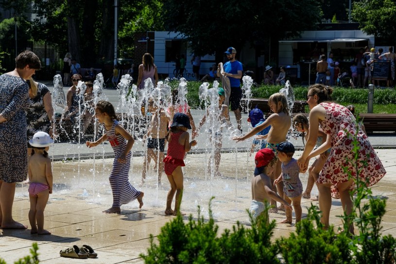 Kurtyny wodne pomagają mieszkańcom w chłodzeniu się podczas upałów /Łukasz Szczepański  /Reporter