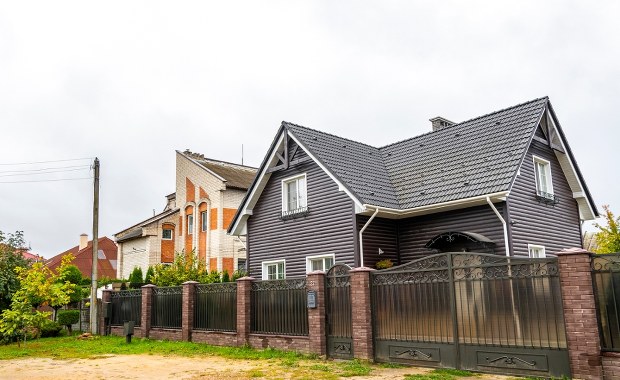 Kuszą Polaków tanimi domami. Ekspert NASK ostrzega