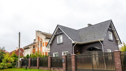 Kuszą Polaków tanimi domami. Ekspert NASK ostrzega