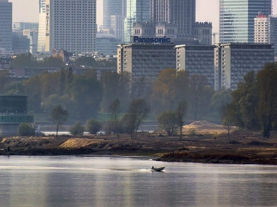Łódź zatonęła na Wiśle w Warszawie. Poszukiwania mężczyzny