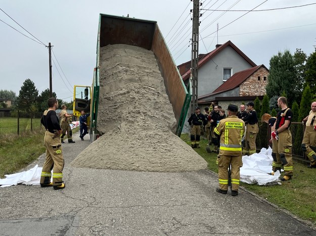 Kuźnia Raciborska. Budowa wałów przy rzece Ruda /Anna Kropaczek /RMF FM