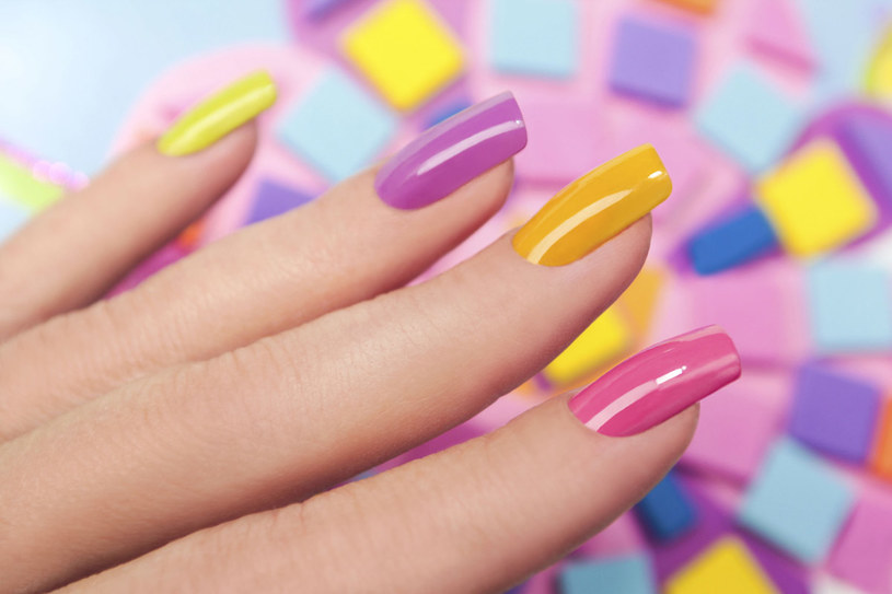 Kwadratowe paznokcie pozwalają na szeroki wybór kolorów i wzorów manicure /123RF/PICSEL