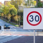 Kwadratowy znak B-43 działa inaczej niż okrągły. Kierowcy wciąż się mylą