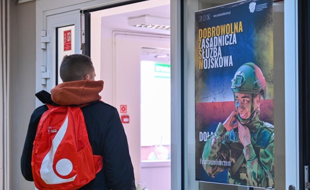 Kwalifikacja wojskowa 2026: Kiedy policja może zapukać do Twoich drzwi?