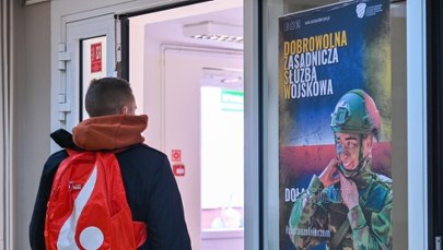 Kwalifikacja wojskowa 2026: Kiedy policja może zapukać do Twoich drzwi?