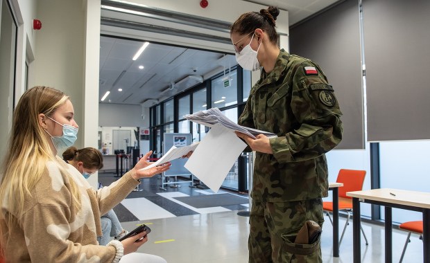 Kwarantanna lub obowiązkowe testy dla zaszczepionych? Jest odpowiedź resortu zdrowia